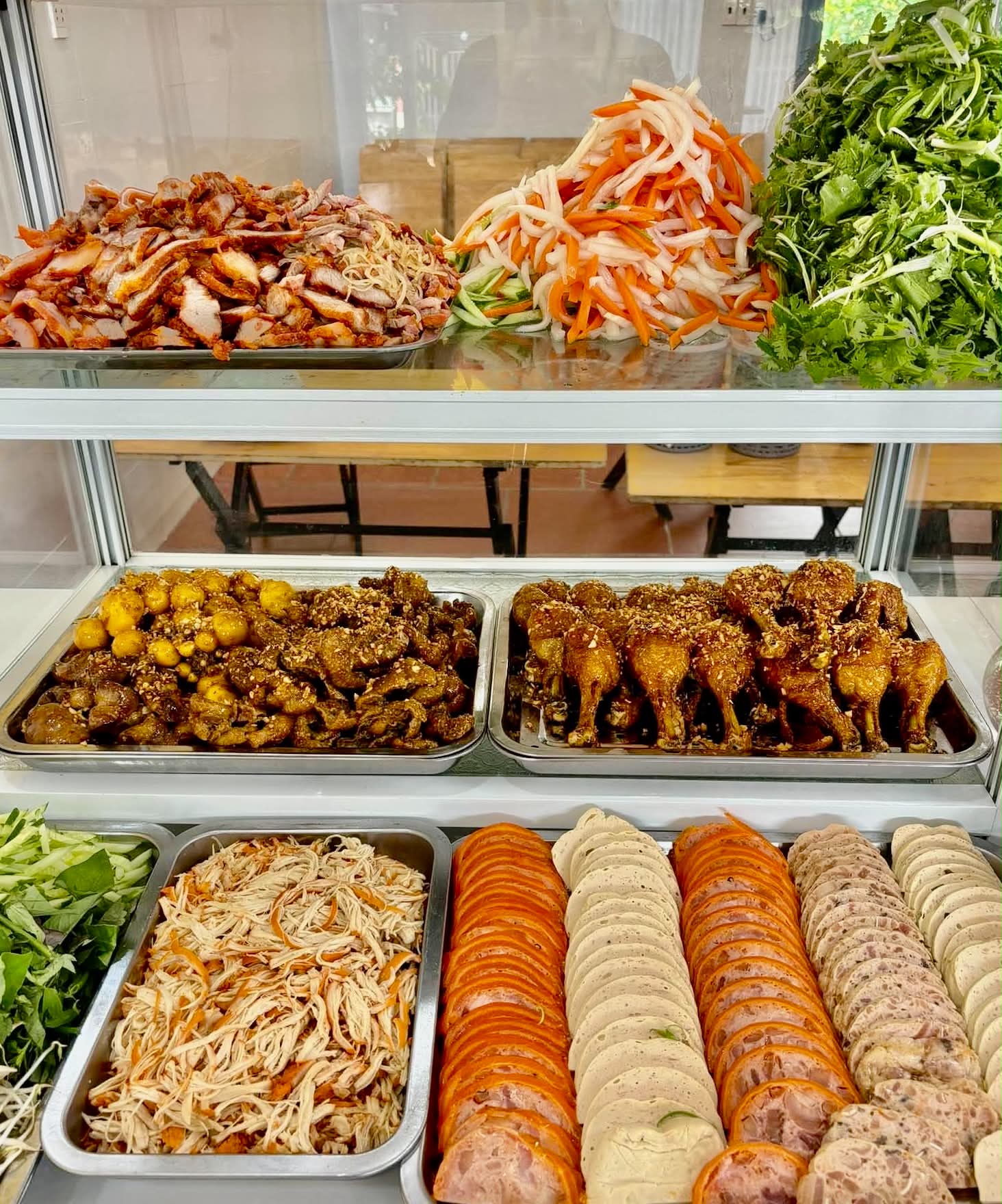 Bếp Cô Lan display case