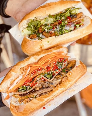 Bánh mì cá nục kho riệu · braised mackerel
