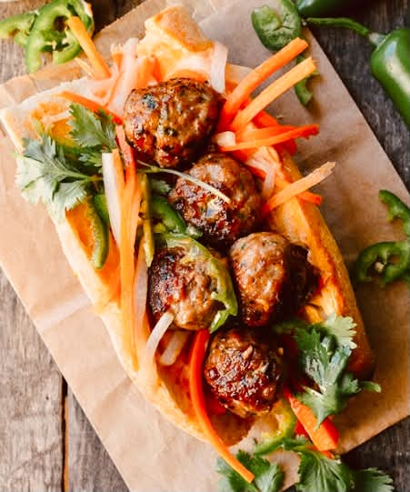 Bánh mì thịt nướng · grilled pork