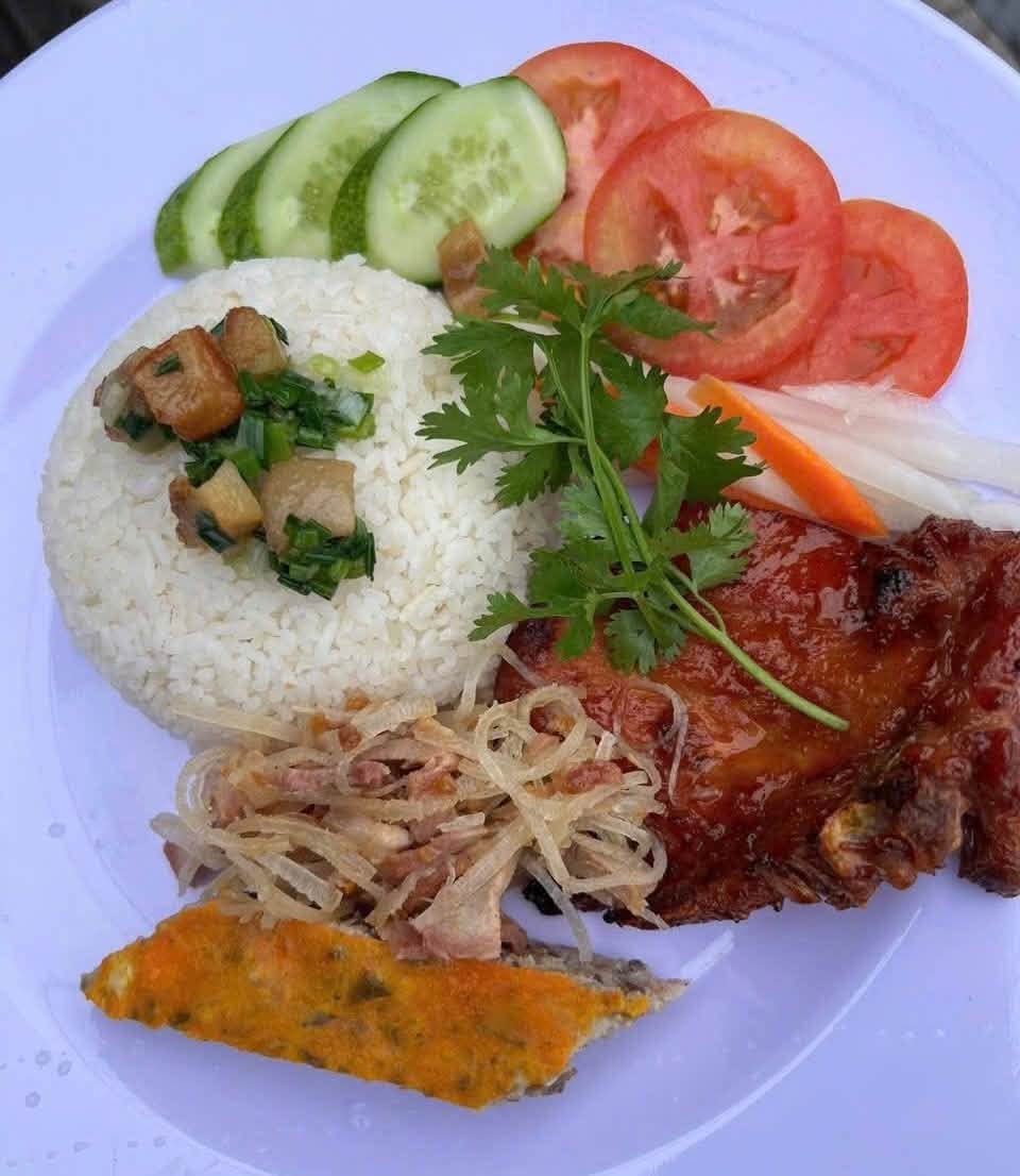 Cơm gà nướng bì chả · grilled chicken broken rice